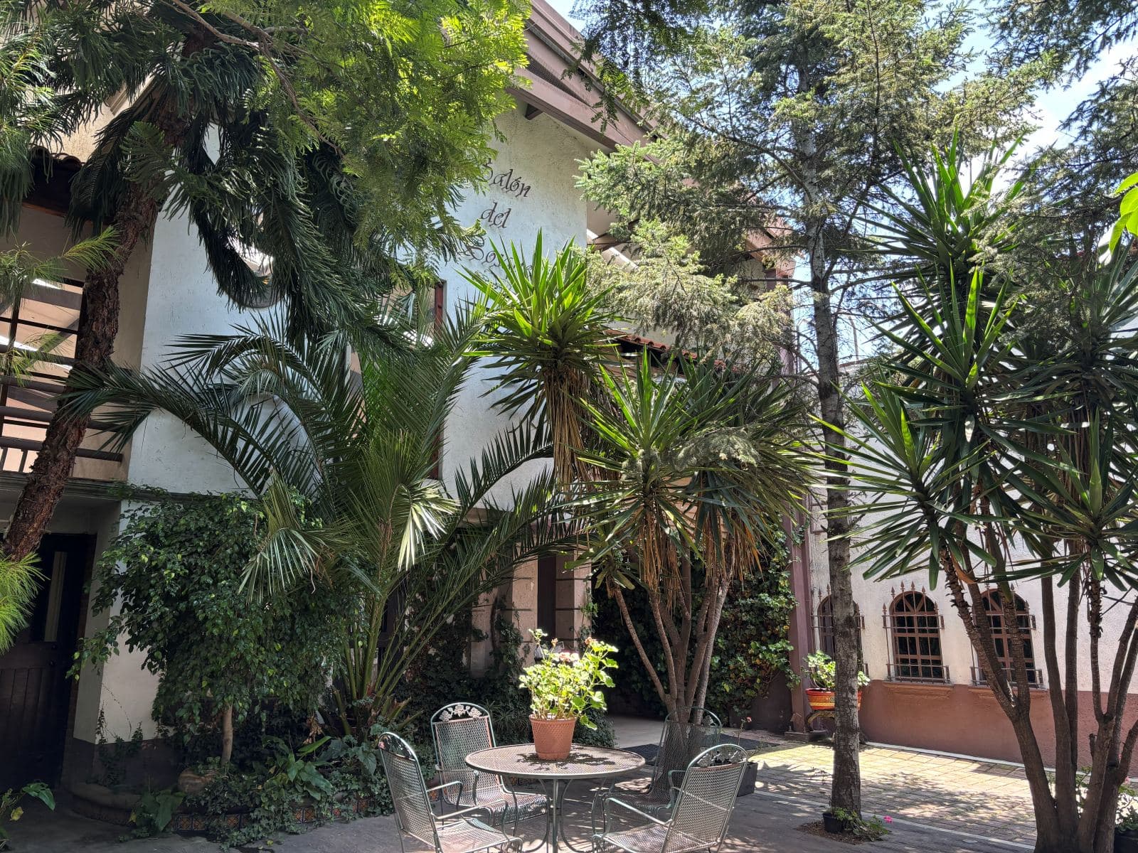 Fachada y jardín del Salón del Bosque